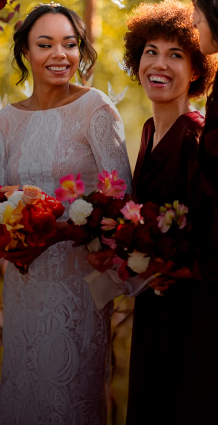 Padrinhos de casamento abraçando o noivo