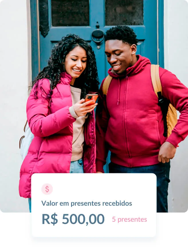 Casal feliz planejando casamento