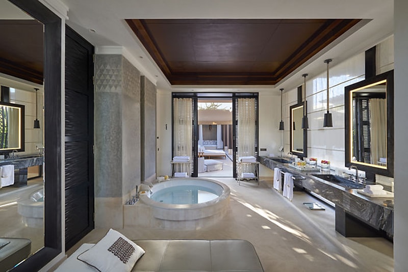 marrakech-villa-oriental-pool-bathroom-min