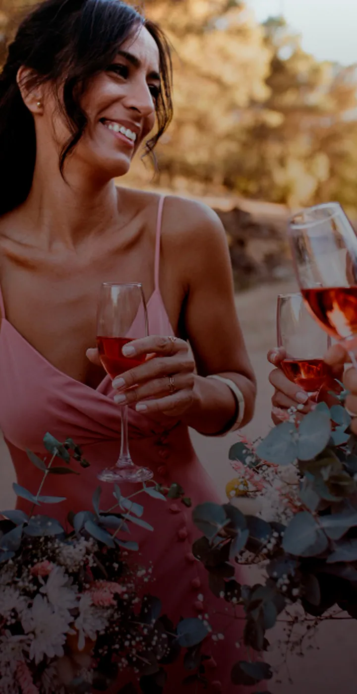 Busca de Site de Noivos - Encontre o Casal no Casar.com Madrinhas de casamento vestidas de rosa e brindando