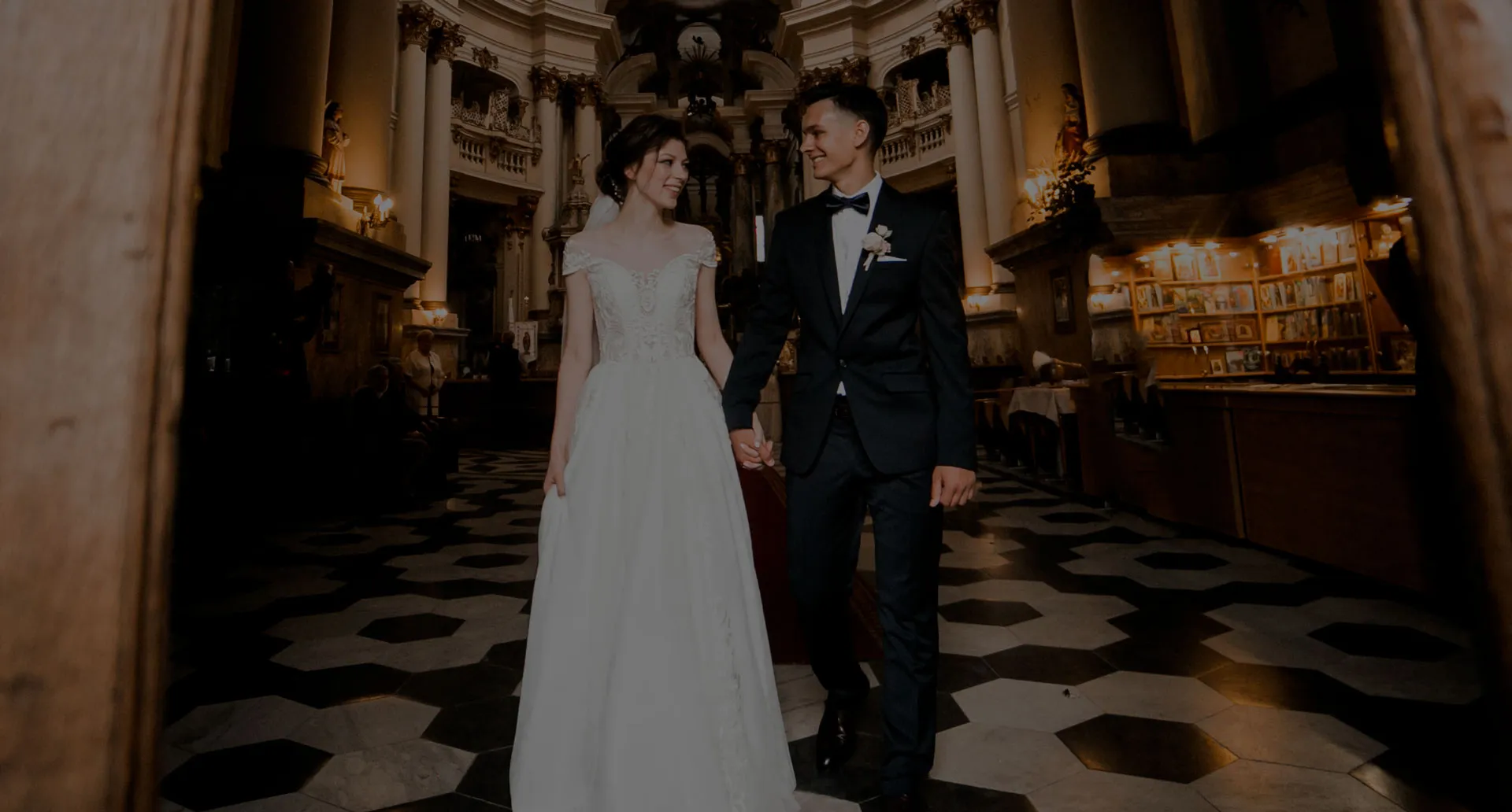 Seu casamento é único — a forma de organizar também pode ser. Casal jovem na igreja felizes se olhando