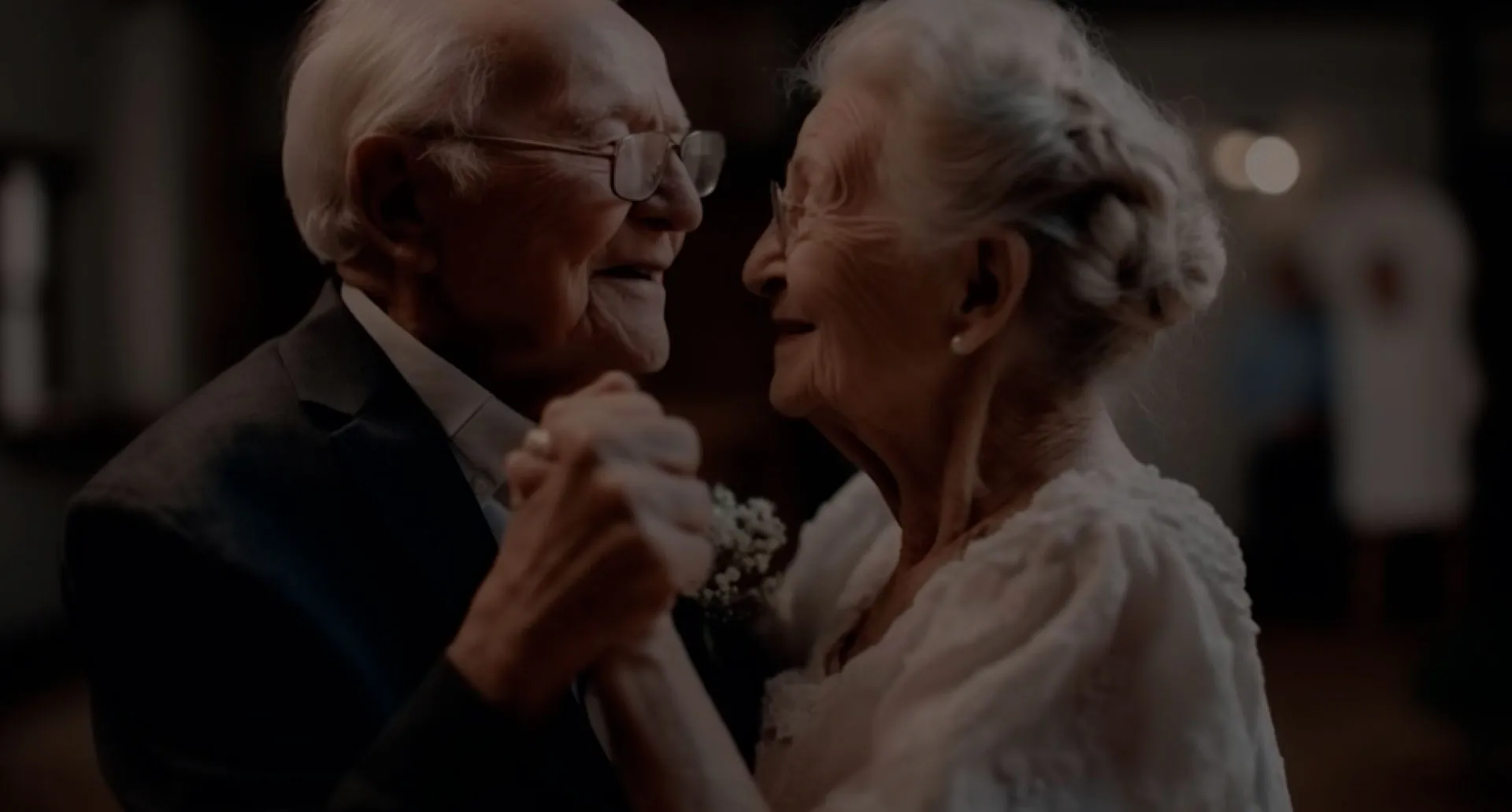 Transforme sonhos em planos, e planos em momentos inesquecíveis. Um casal de idoso dançando em sua bodas de casamento