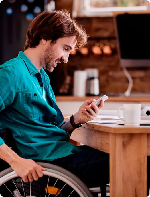 Noivo Acompanhando Presentes Recebidos no Smartphone Homem cadeirante usando celular