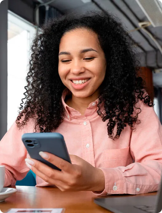 Noiva Gerenciando Lista de Presentes no Celular Mulher sorrindo usando celular